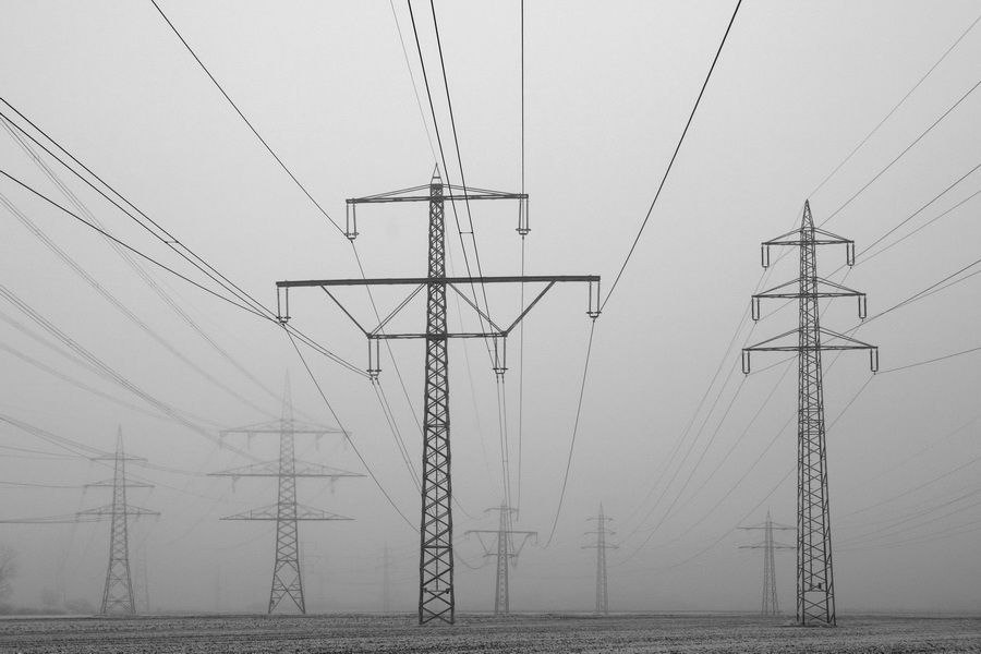 Strommasten im Nebel