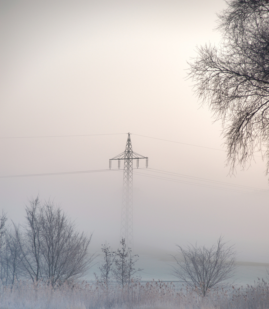 Strommasten im Nebel