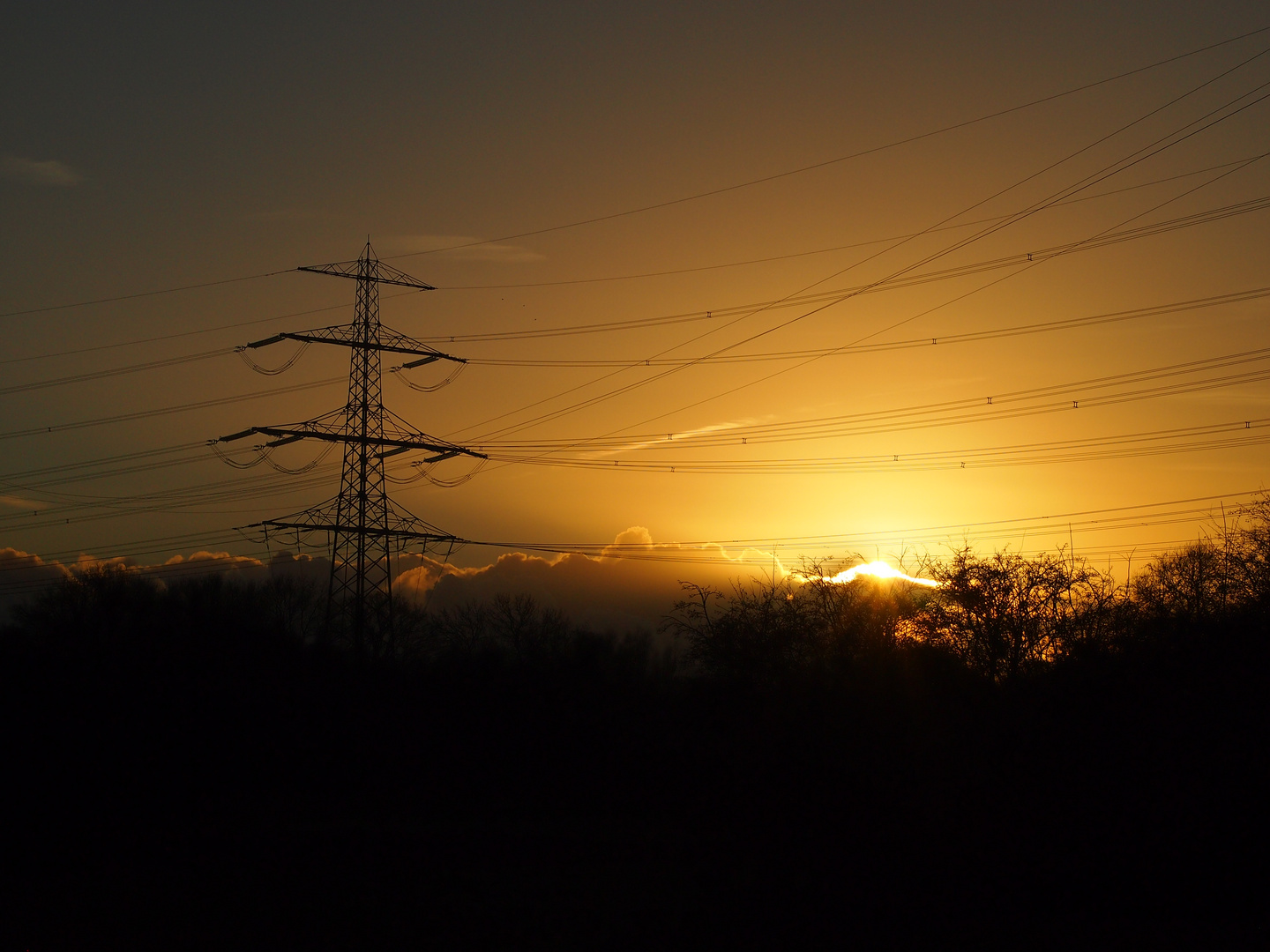 Strommasten im Sonnenuntergang