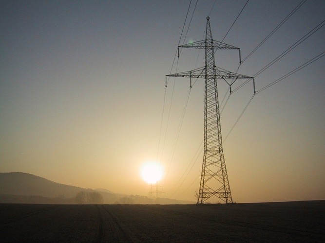 Strommasten in der aufgehenden Sonne