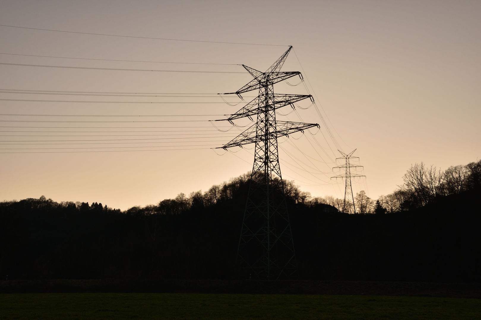 Strommmast im Gegenlicht