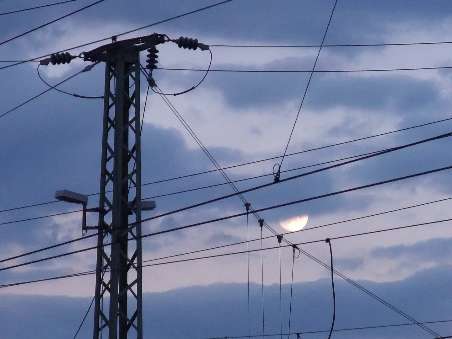 Stromnetz und Mond in Blaugrau