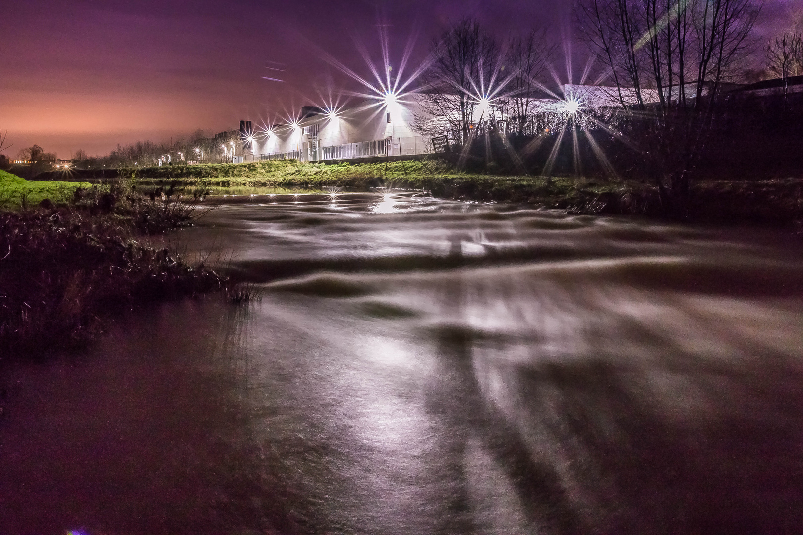 Stromschnelle bei Nacht