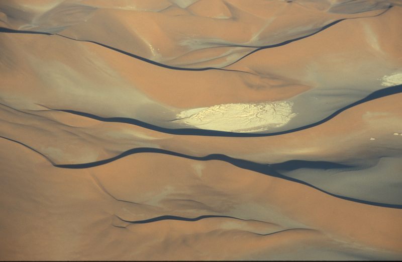 Strukturen in der Namib-Wüste (Luftaufnahme)