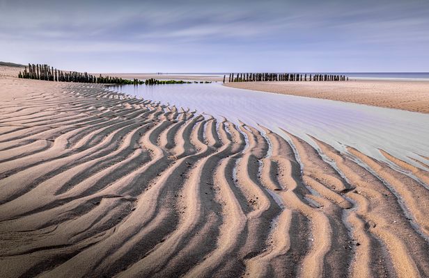 Strukturen und verwitterte Strandwächter