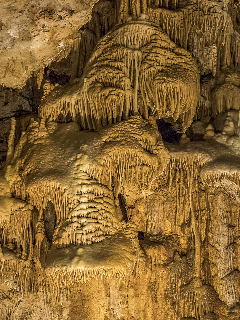 Strukturpracht in der Grotte Dargilan (1)