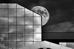 struttura con riflessi e luna