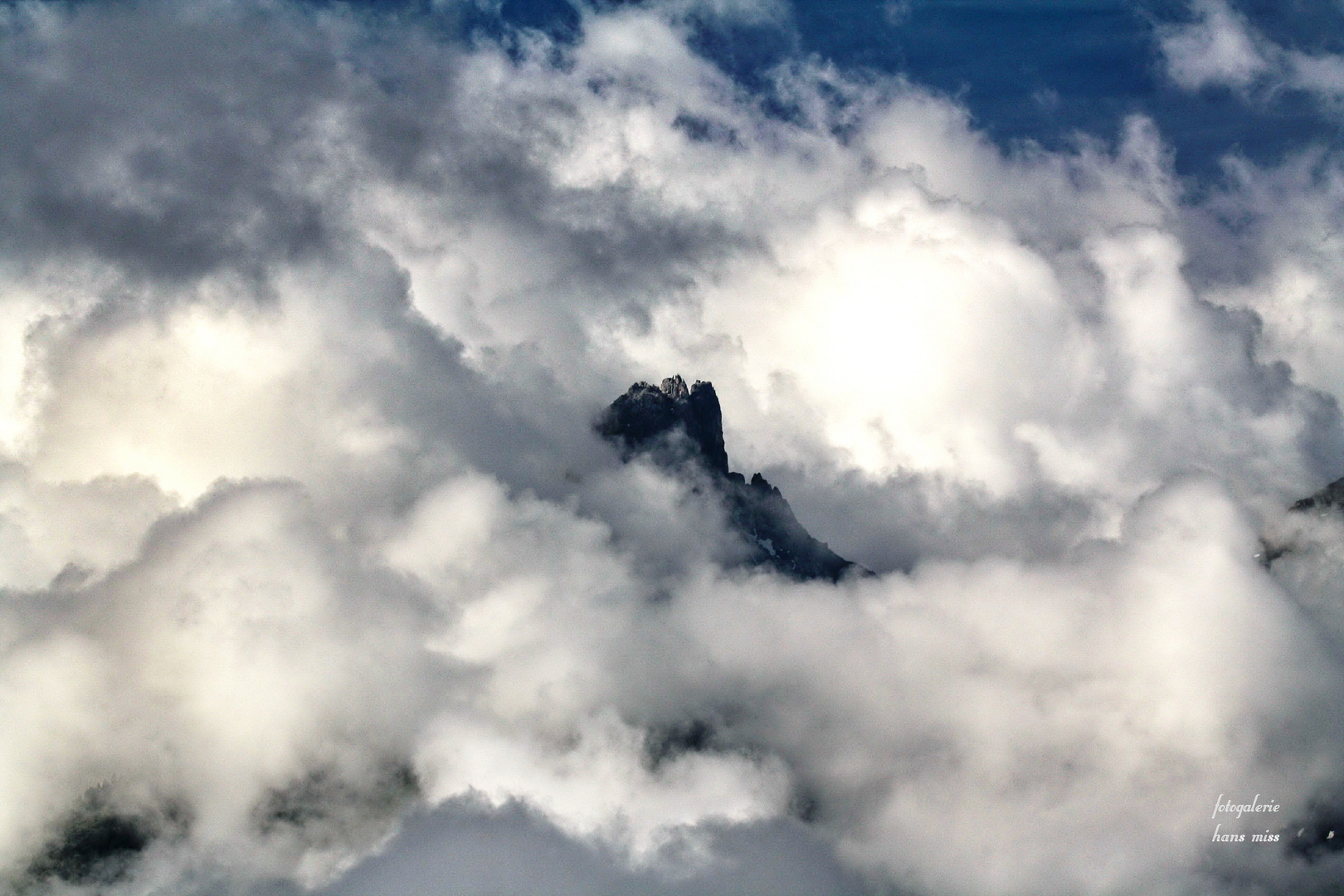 Stubaital - Die Elferspitze in dichten Wolken