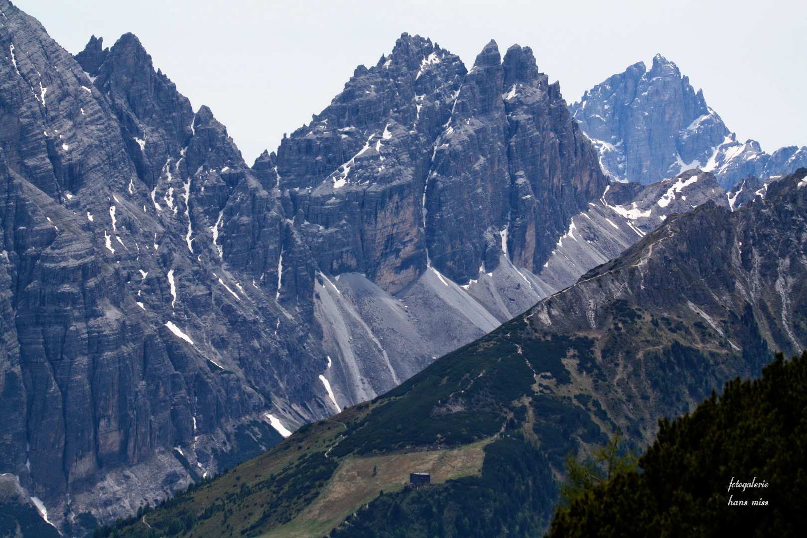 Stubaital -Pinistal im Vordergrund die Elfer Hütte