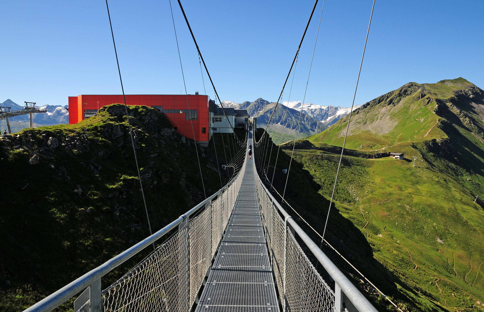 Stubnerkogel - Hängebrücke im Hintergrund die hohen Tauern