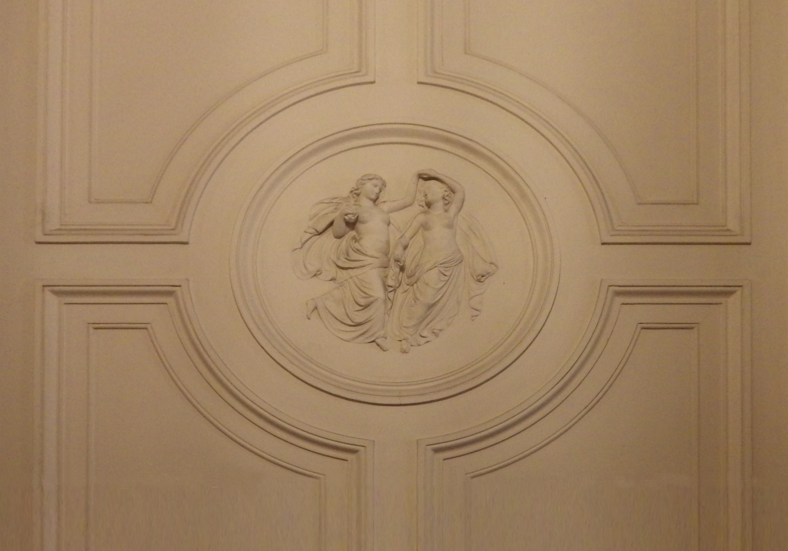 Stuckrelief im Hausflur