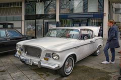 Studebaker Lark 3  1959 mit stolzem Fahrer 