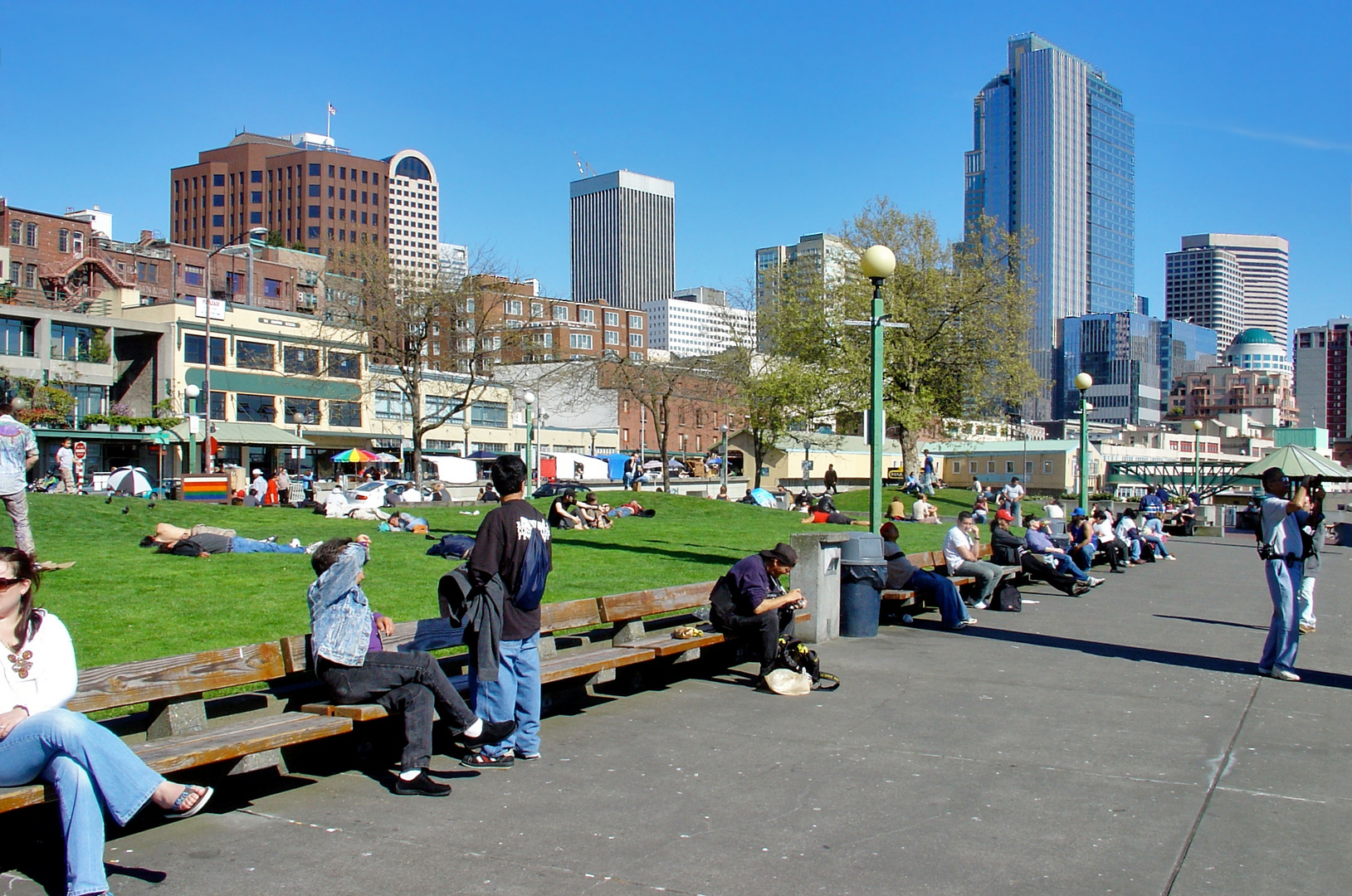 Studenten genießen die Aprilsonne in Seattle