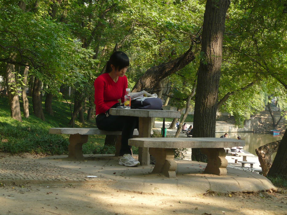 Studentin auf dem Campus der Anhui University in Hefei