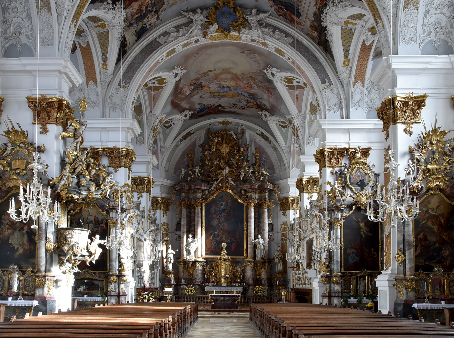 Studienkirche Mariä Himmelfahrt Blick zum Altar