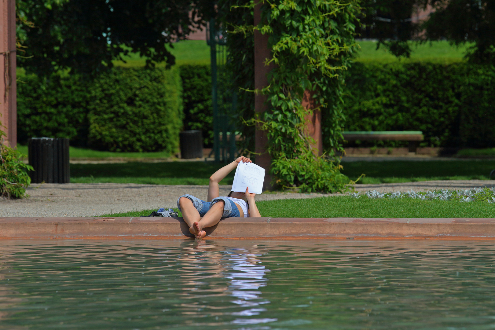 Studierende am Brunnen