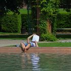 Studierende am Brunnen