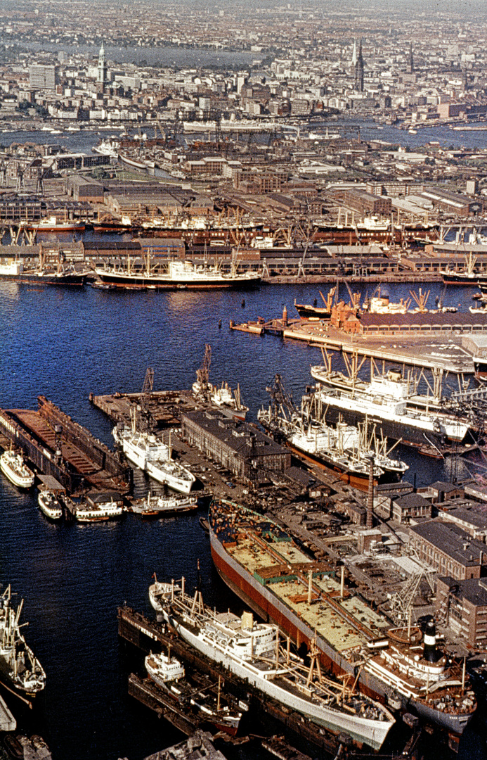 Stückgutfrachter im Hamburger Hafen