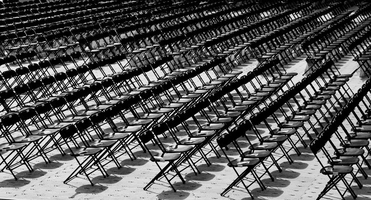 Stühle im Gleichschritt! ... oder in Reih und Glied!