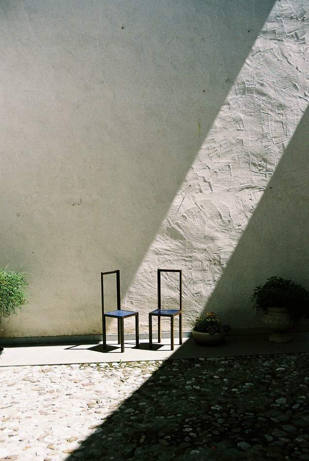 Stühle im Hinterhof von rhmfoto 