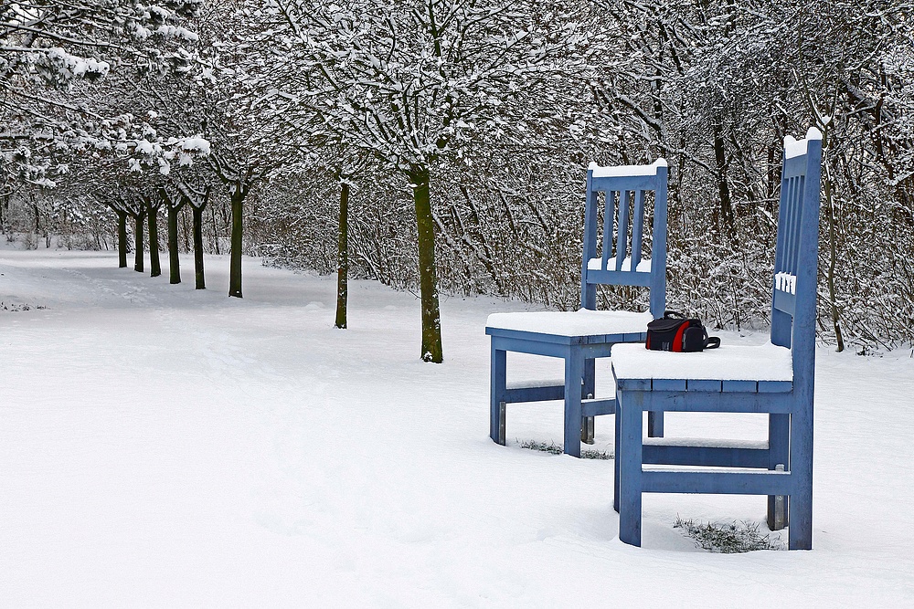 Stühle im Schnee