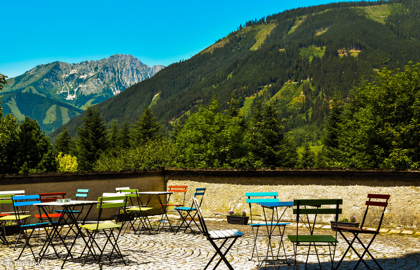 Stühle in vielen verschiedenen Farben außerhalb eines Restaurant / Alpen / Österreich