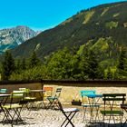 Stühle in vielen verschiedenen Farben außerhalb eines Restaurant / Alpen / Österreich