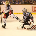 Stürmer Florian Busch (Eisbären) und Torhüter Adam Hauser (Huskies)