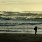 stürmisch am schwarzen Strand