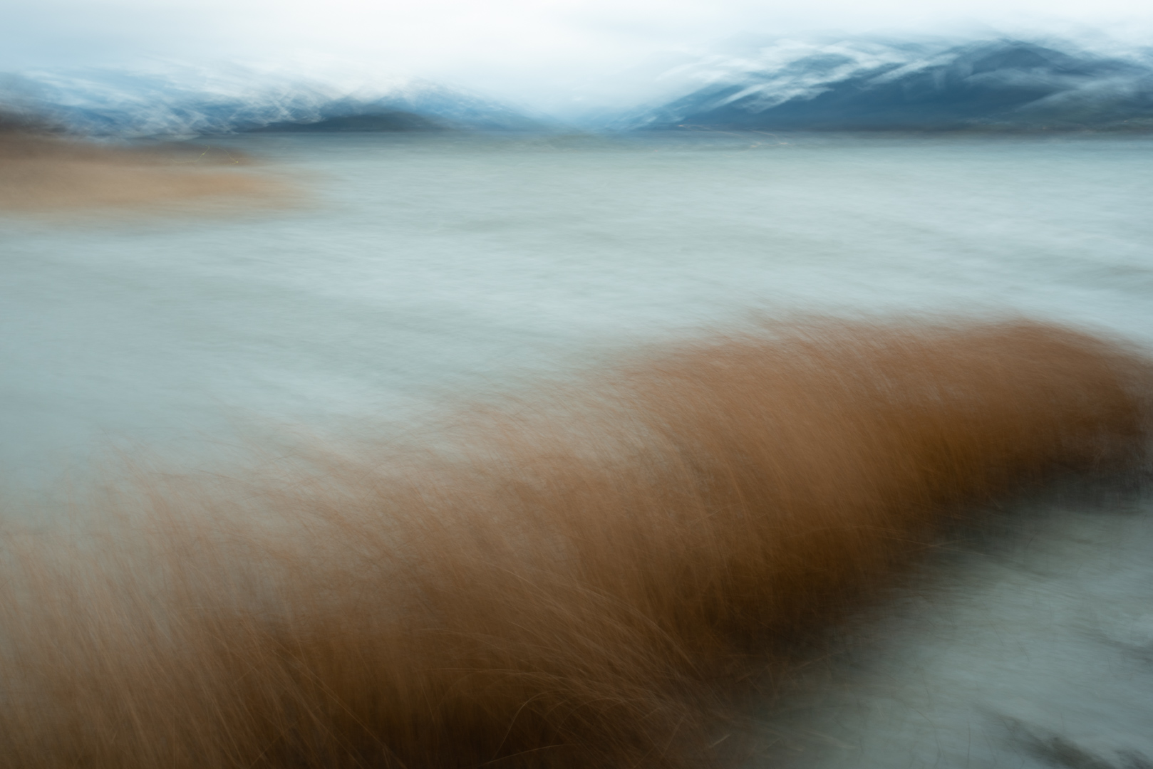 Stürmisch liegt der See