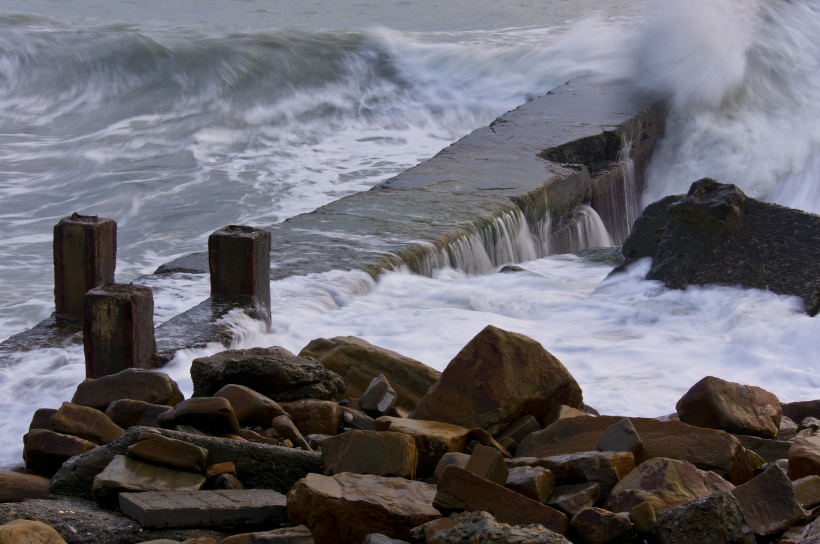 Stürmische Brandung am schwarzen Meer