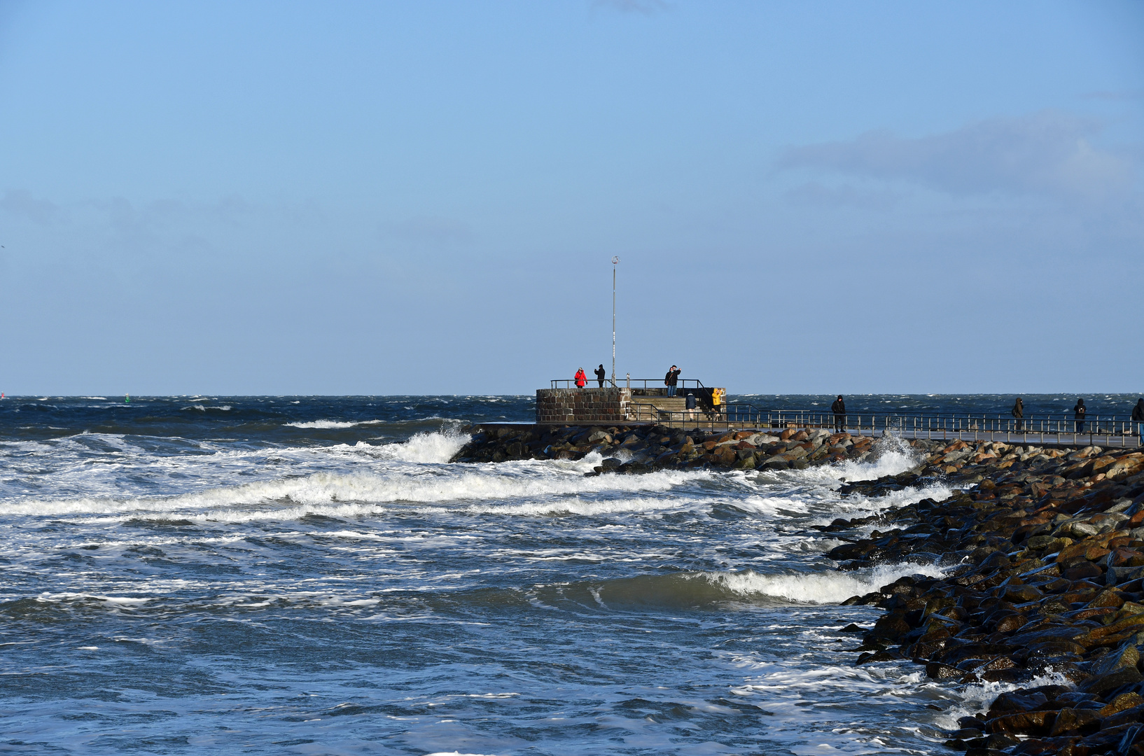 Stürmische Ostsee an der Warnemünder Westmole