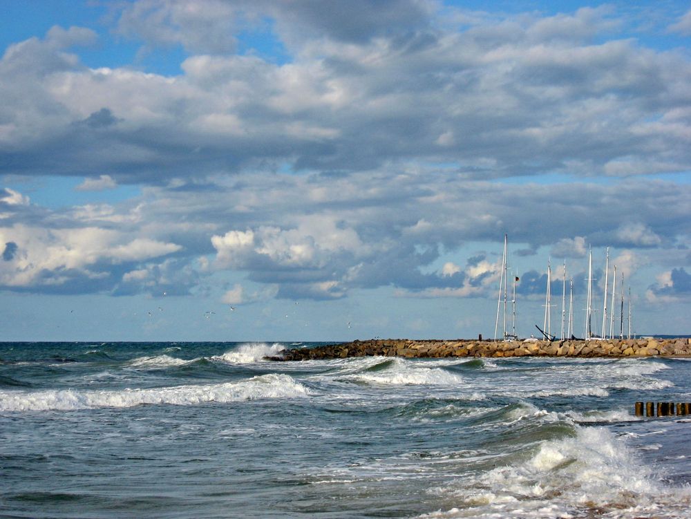 Stürmische See am Yachthafen von Kühlungsborn von Kalle DA 