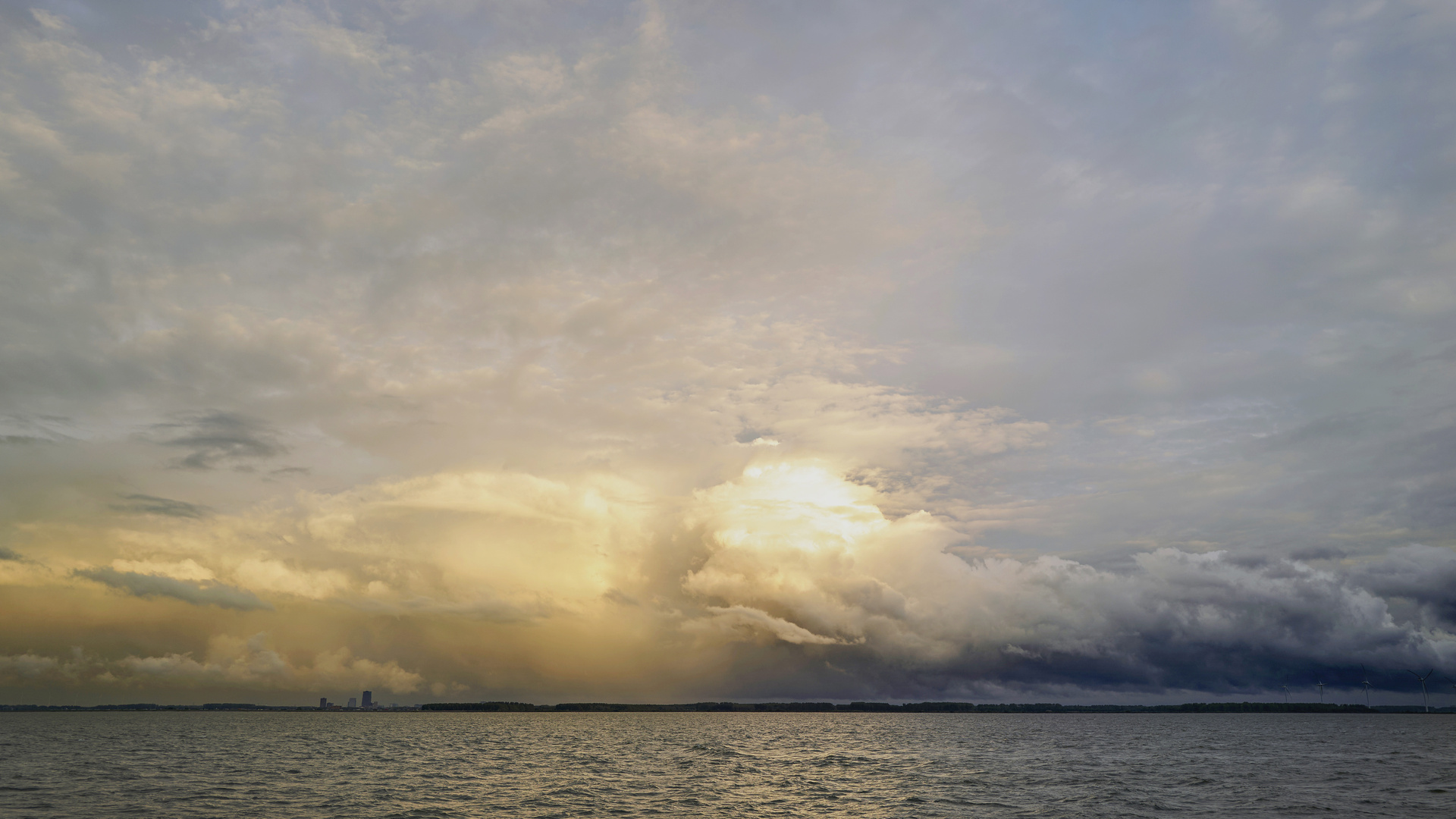 Stürmischer Abend über dem IJsselmeer-Meer .  .  .