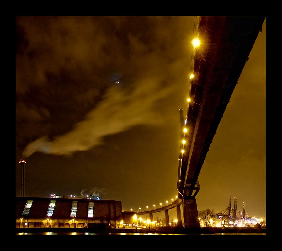 Stürmischer Abend unter der Köhlbrandbrücke