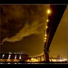 Stürmischer Abend unter der Köhlbrandbrücke