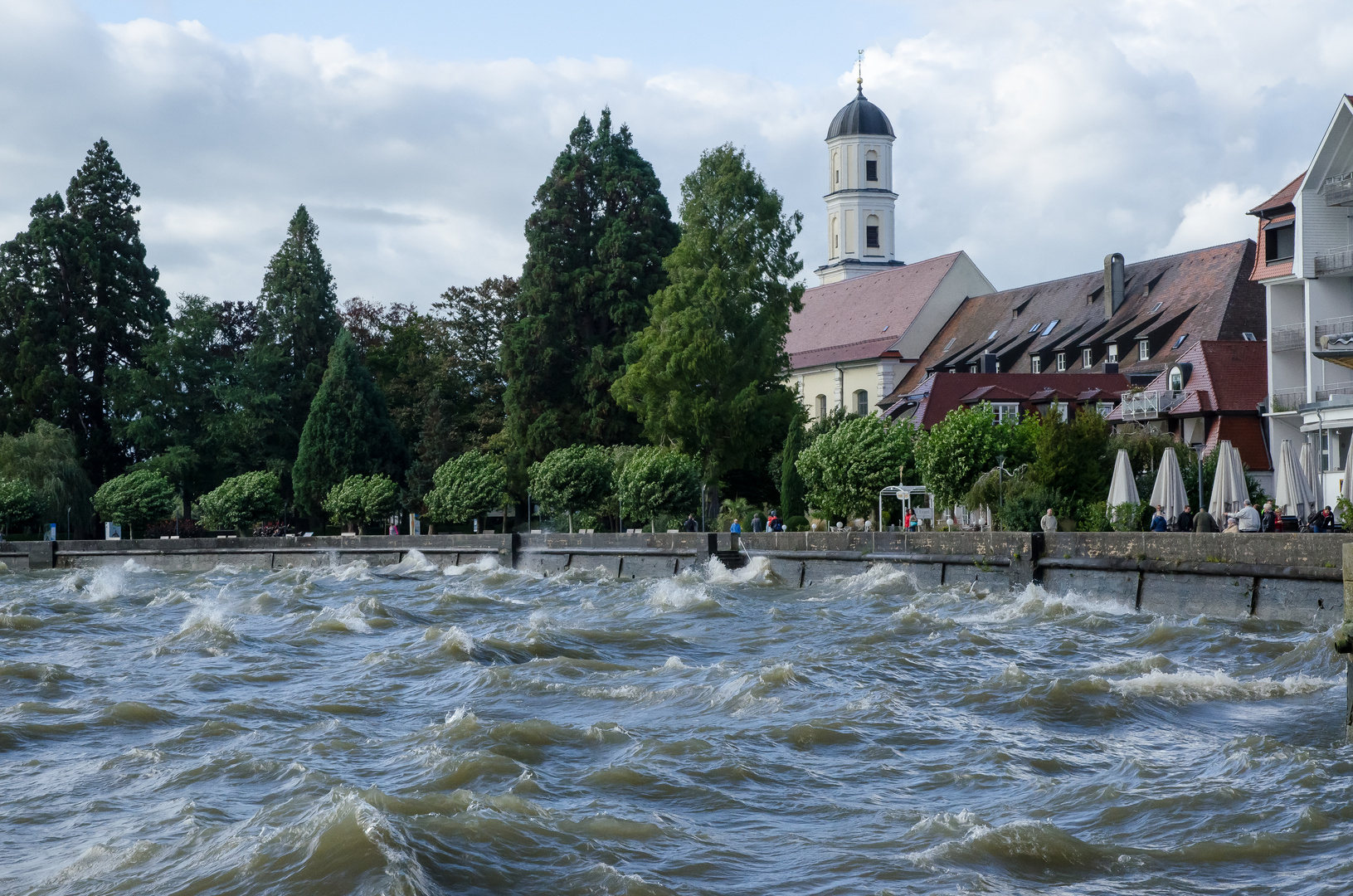 Stürmischer Bodensee in Langenargen