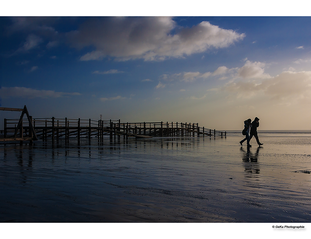 stürmischer Strandspaziergang