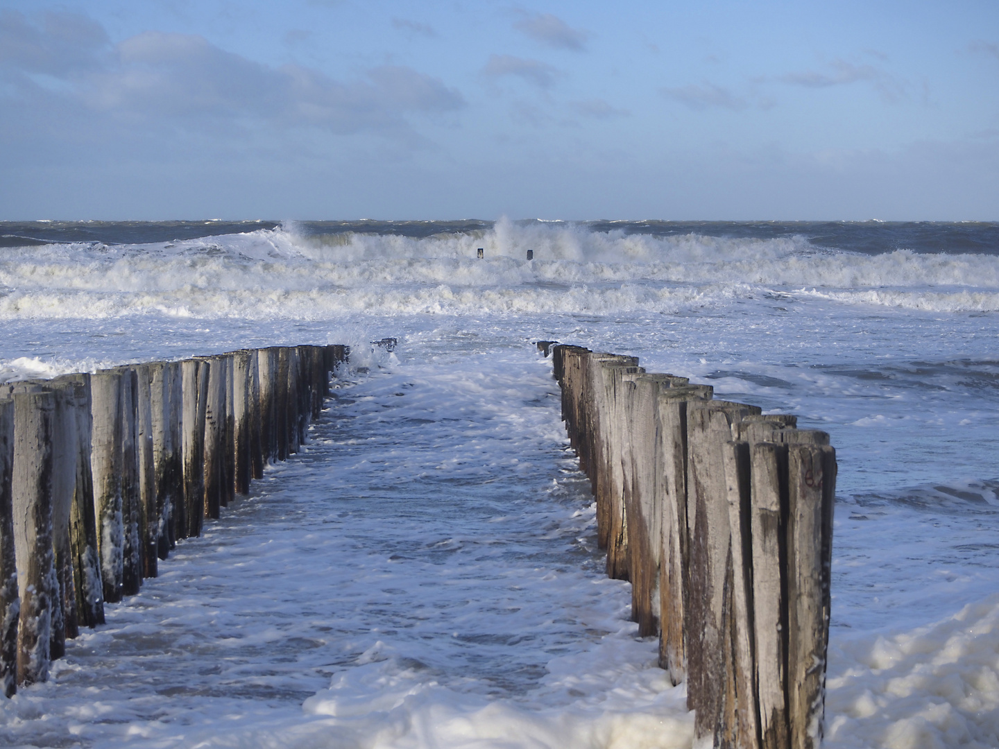 Stürmisches, aber sonniges Wetter am Nordseestrand bei Domburg, Provinz Zeeland (NL)