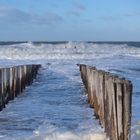 Stürmisches, aber sonniges Wetter am Nordseestrand bei Domburg, Provinz Zeeland (NL)