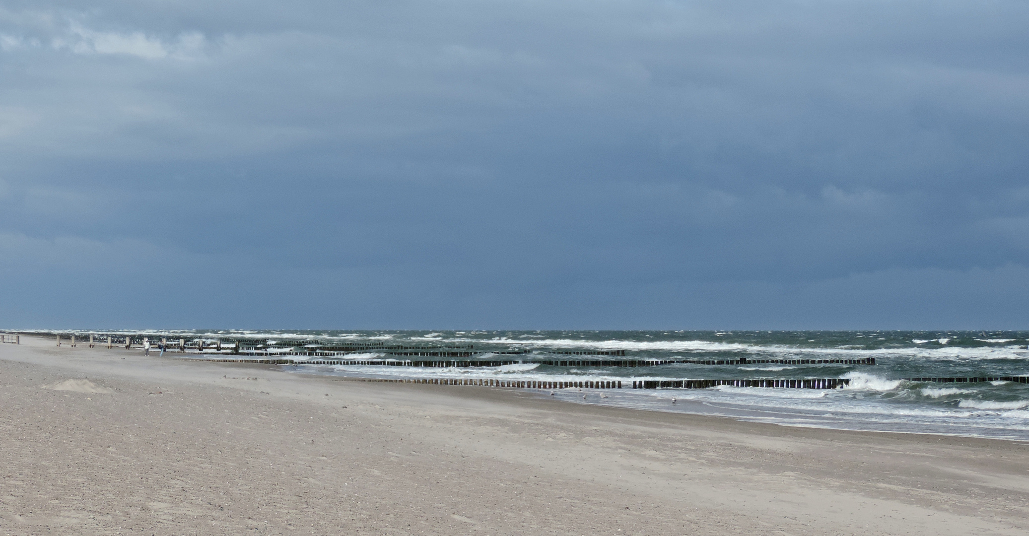 Stürmisches Aprilwetter am weiten Ostseestrand in Kühlungsborn