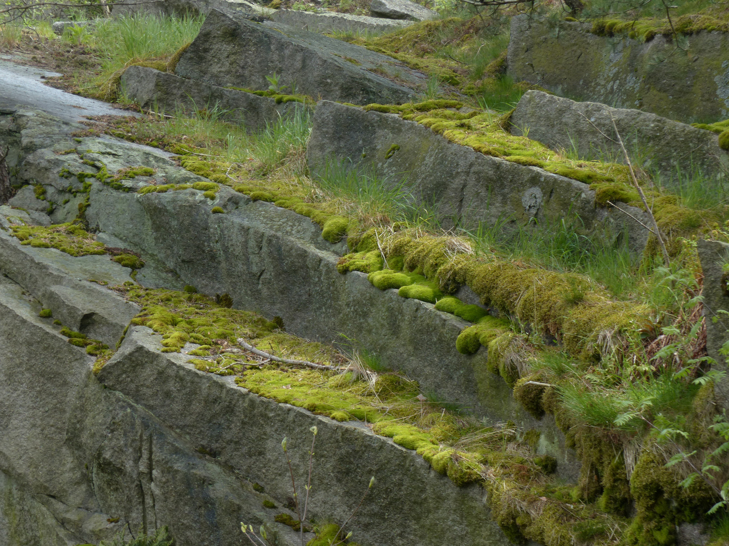 Stufen im Granitsteinbruch