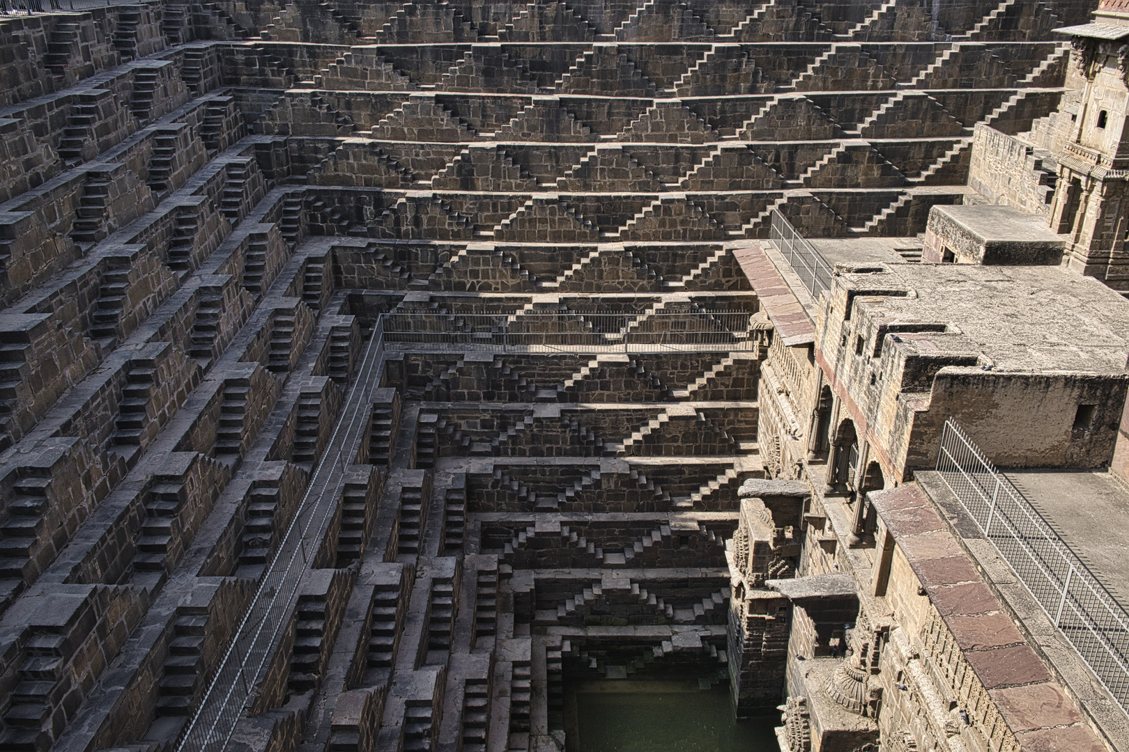 Stufenbrunnen Chand Baori in all seiner Schönheit 