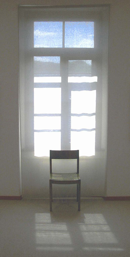 Stuhl am Fenster