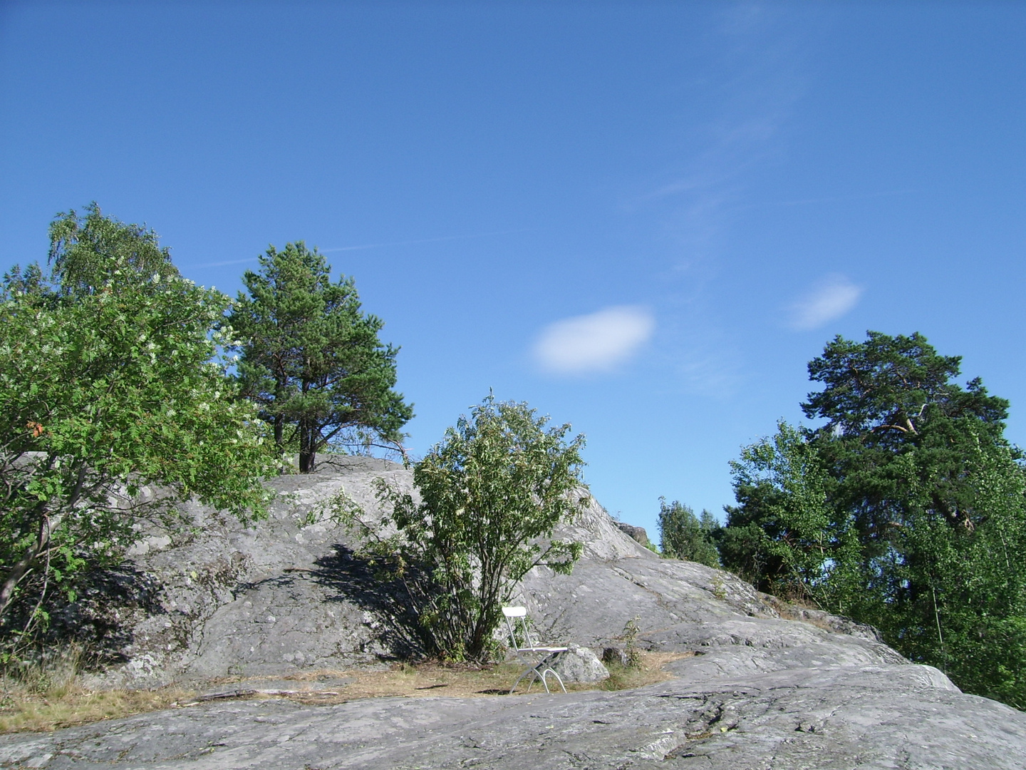 Stuhl auf Felsen in den Schären