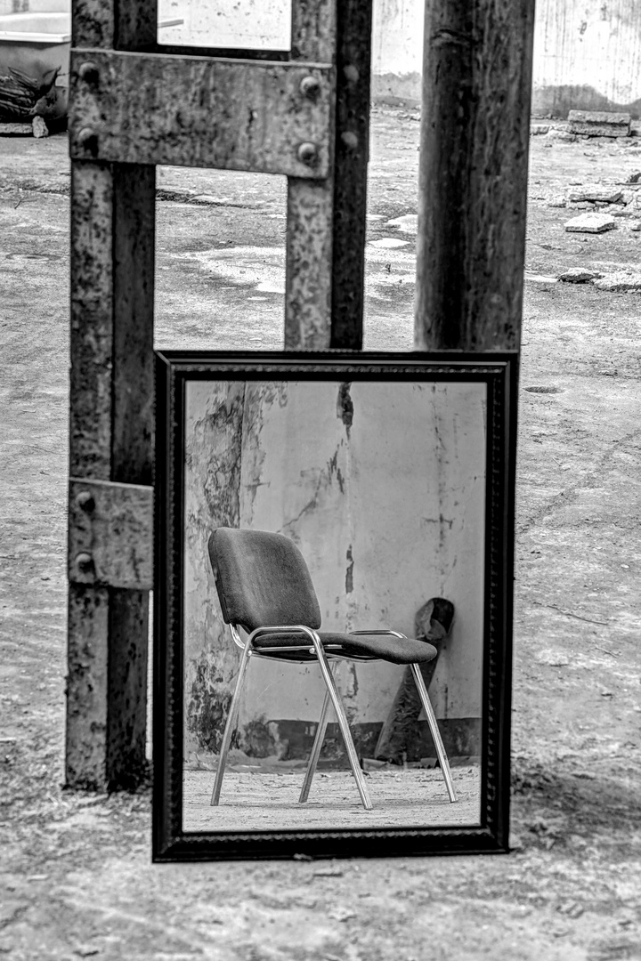 Stuhl im Spiegel 1