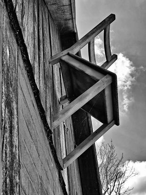 Stuhl in ungewöhnlicher Postition