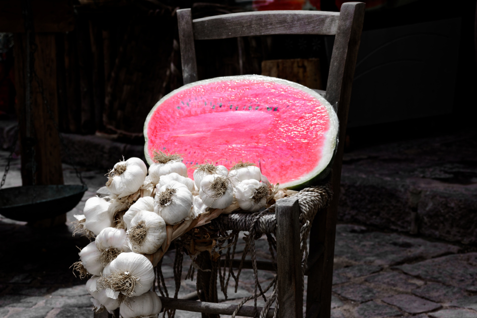 Stuhl mit Knoblauch, Charme und Melone