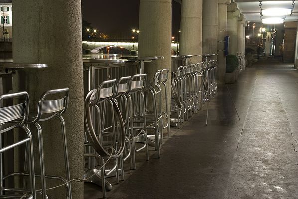 Stuhlreihe mit Schatten