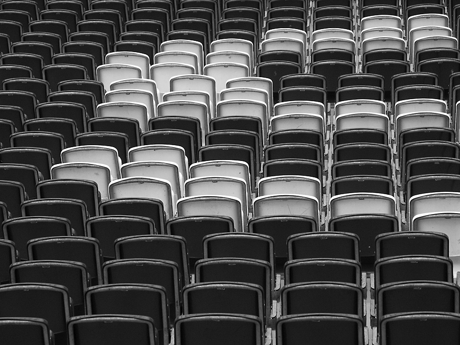 Stuhlreihen im Stadion